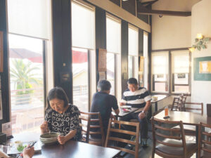 日差しが降り注ぐ窓辺が人気🎵